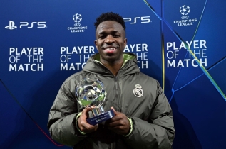 বের্নাবেউয়ে দুয়ো শুনতে চান না ভিনিসুস