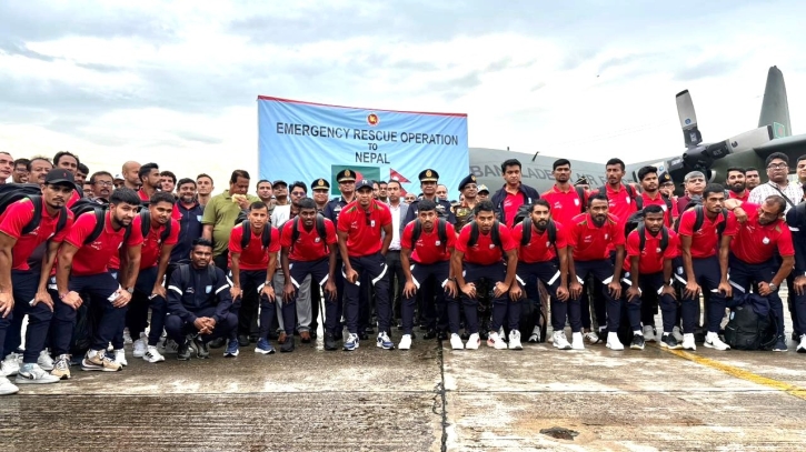 বিমানবাহিনীর ফ্লাইটে নেপাল থেকে দেশে ফিরল বাংলাদেশ ফুটবল দল বিমানবাহিনীর ফ্লাইটে নেপাল থেকে দেশে ফিরল বাংলাদেশ ফুটবল দল