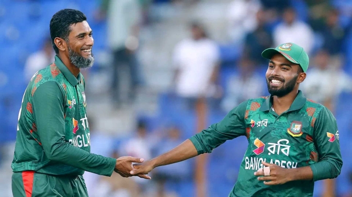 ২ বছর পর বোলিংয়ে এসেই উইকেট পেলেন মাহমুদউল্লাহ ২ বছর পর বোলিংয়ে এসেই উইকেট পেলেন মাহমুদউল্লাহ