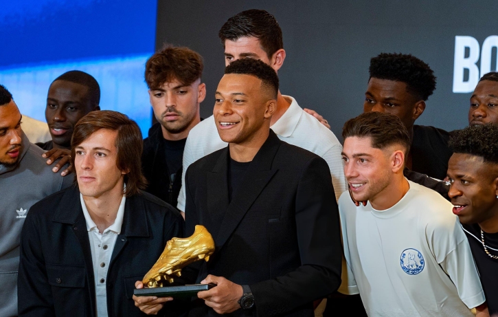 রিয়ালে বহু বছর থেকে অনেক ট্রফি জিততে চান এমবাপ্পে রিয়ালে বহু বছর থেকে অনেক ট্রফি জিততে চান এমবাপ্পে