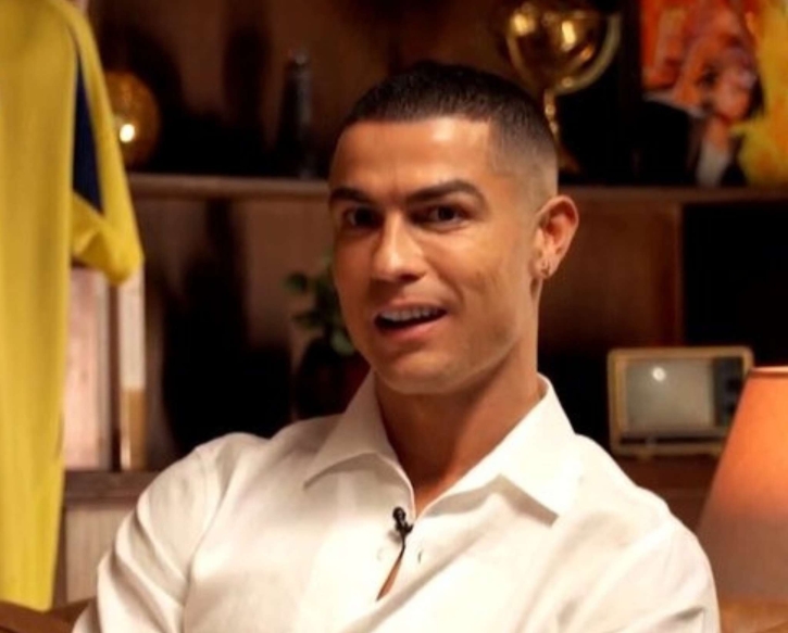 আমি এখন দারুণ অনুভব করছি। গোল করছি, গতি ও ধার বজায় আছে। জাতীয় দলে খেলা এখনও উপভোগ করছি। শিগগির বলতে আমি বুঝিয়েছি সম্ভবত আর এক-দুই বছর ▷