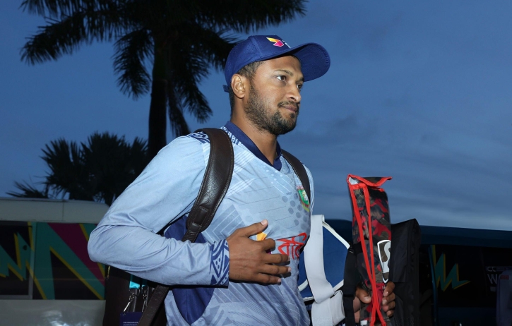 সাকিব আল হাসান এখন আর সংসদ সদস্য নন। তিনি একজন ক্রিকেটারই রয়েছেন। তবে প্রত্যেক মানুষেরই নিরাপত্তার ব্যাপার আছে। ১২ আগস্ট পর্যন্ত তার এনওসি রয়েছে ▷