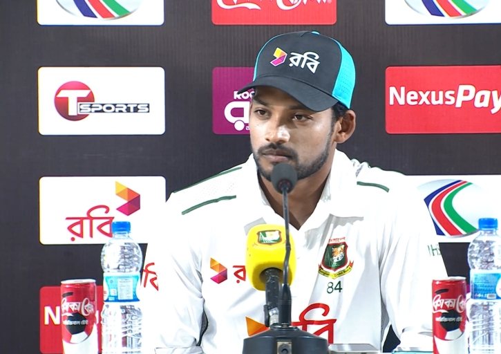 ব্যাটিংয়ের সময় ব্যাটার হিসেবে খেলতে পছন্দ করি। আমার ভেতরে একবারের জন্য মনে হয় না অধিনায়ক হিসেবে খেলছি। চিন্তা করি যে কীভাবে ব্যাটার হিসেবে অবদান রাখতে পারি ▷