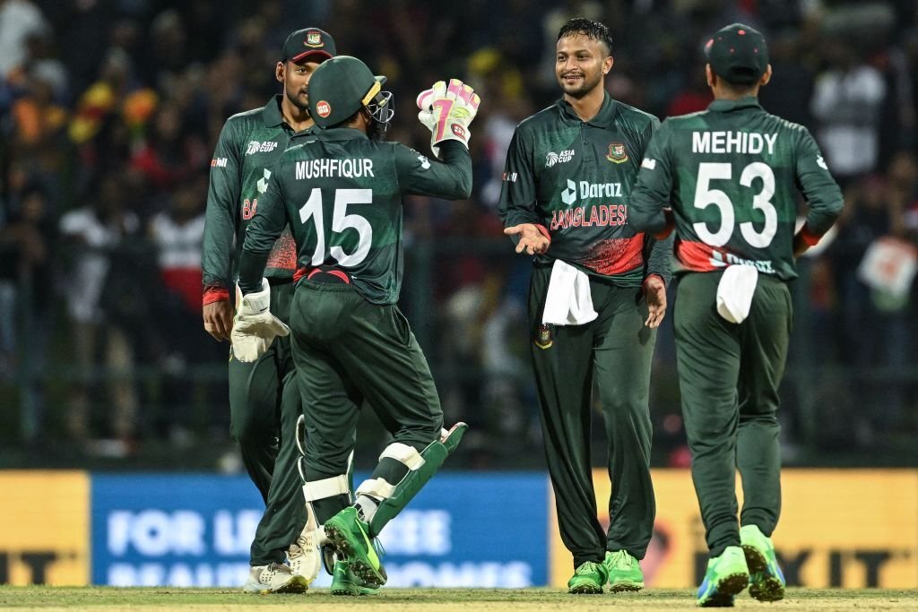কুশল মেন্ডিসকে বোল্ড করে মাঠ ছাড়া করেন অধিনায়ক সাকিব