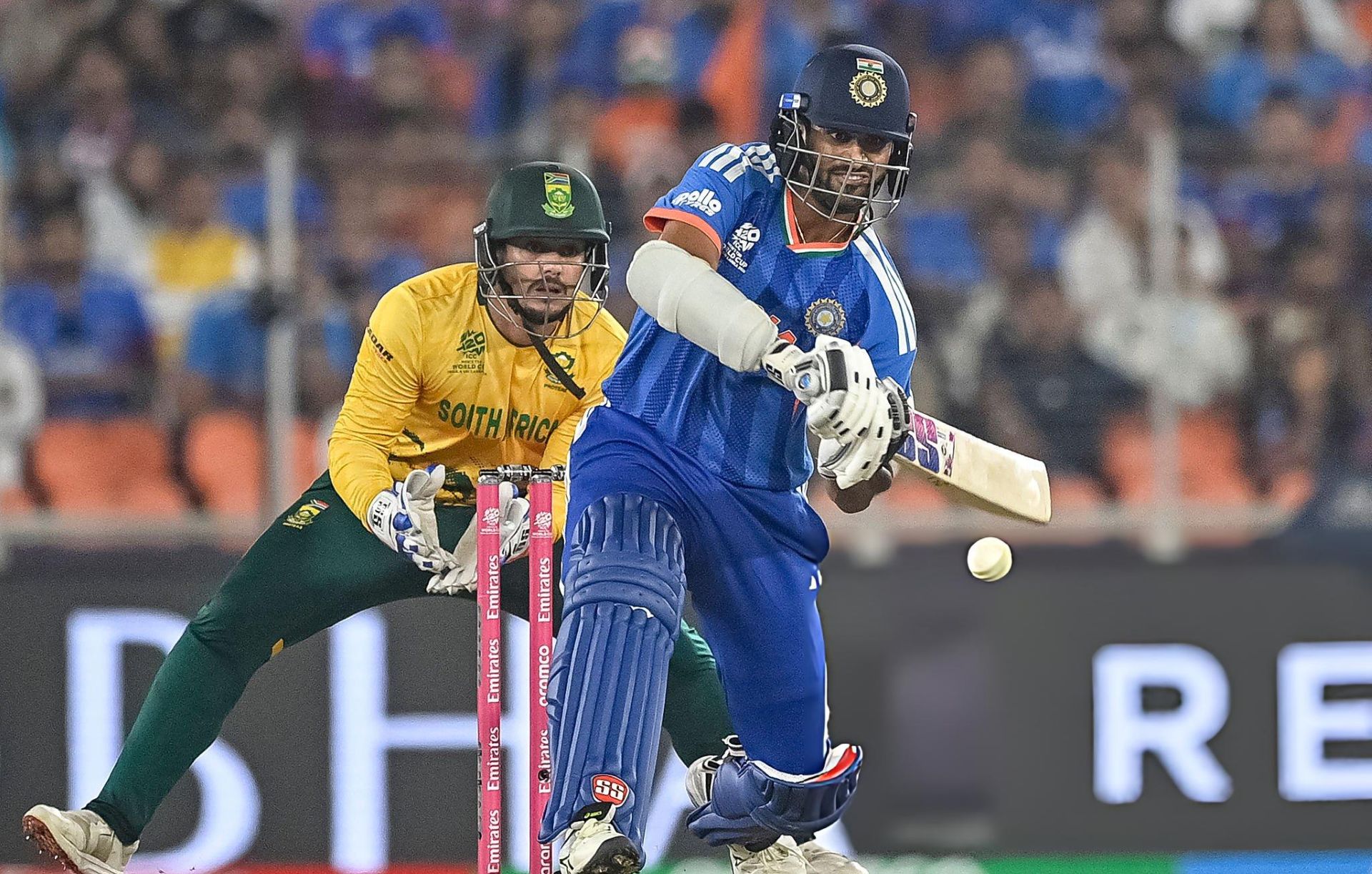 প্রোটিয়াদের বিপক্ষে বল হাতে ২ ওভারে ১৭ রান দেওয়ার পর ব্যাট হাতে ১১ রান করেন সুন্দর