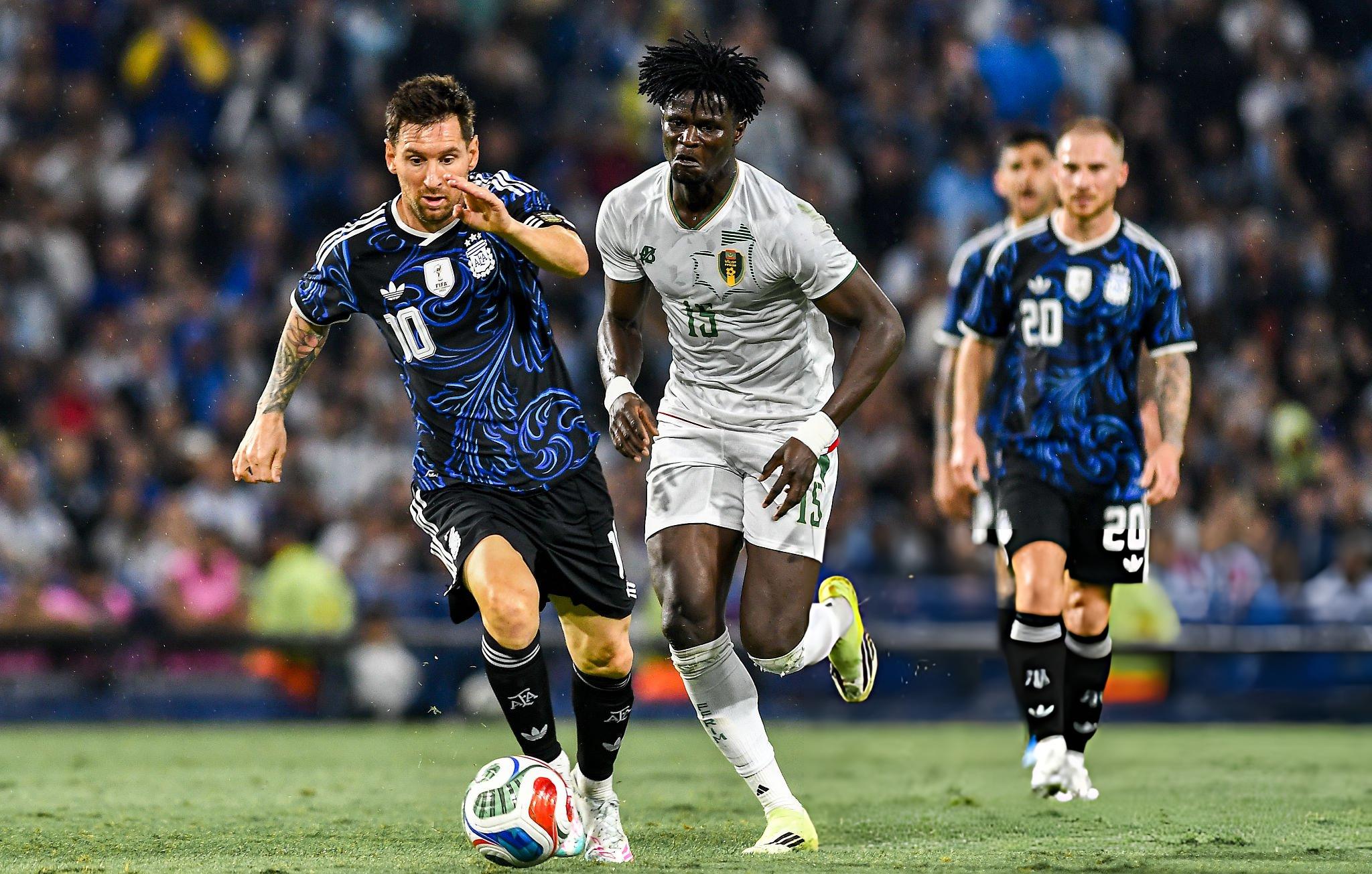 বিরতির পর মেসি মাঠে নামলেও ব্যবধান বাড়াতে পারেনি আর্জেন্টিনা