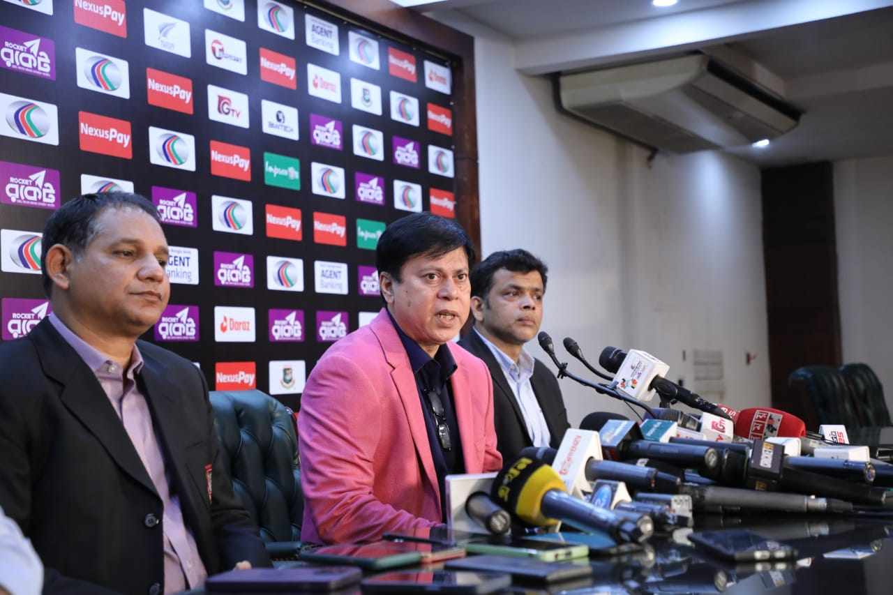 গতকাল বিশ্বকাপের দল ঘোষণার পর সংবাদ সম্মেলনে দলের নির্বাচকরা